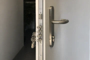 Puerta blindada trastero
