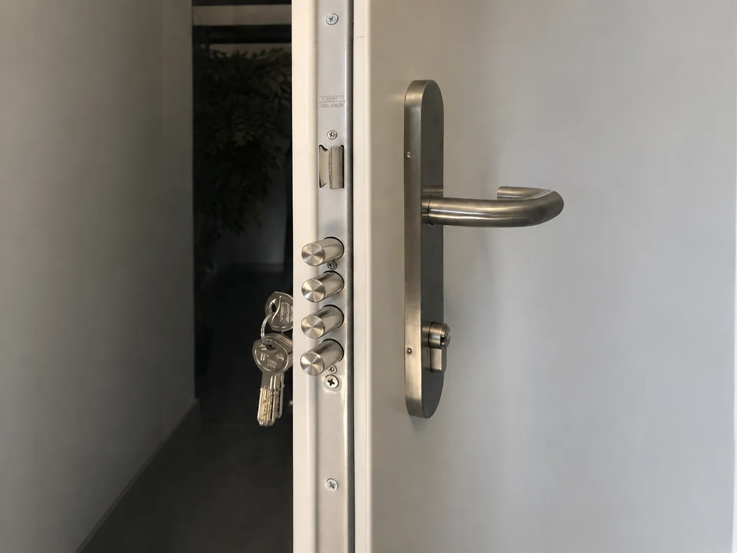 Puerta blindada trastero